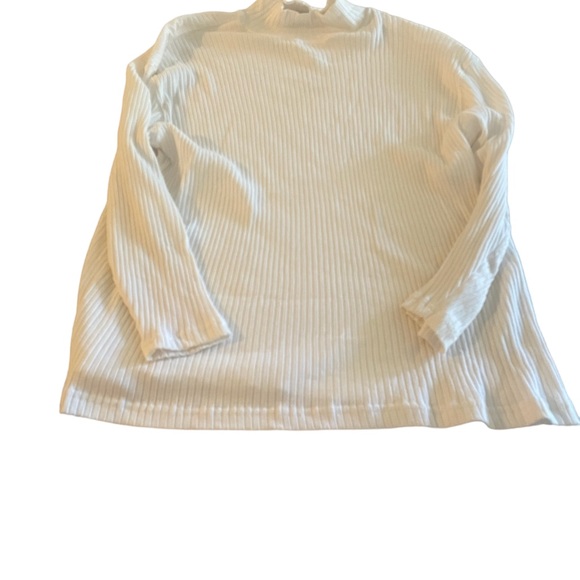 Jennifer Lauren Sweaters - EUC Jennifer Lauren white turtle neck sweater